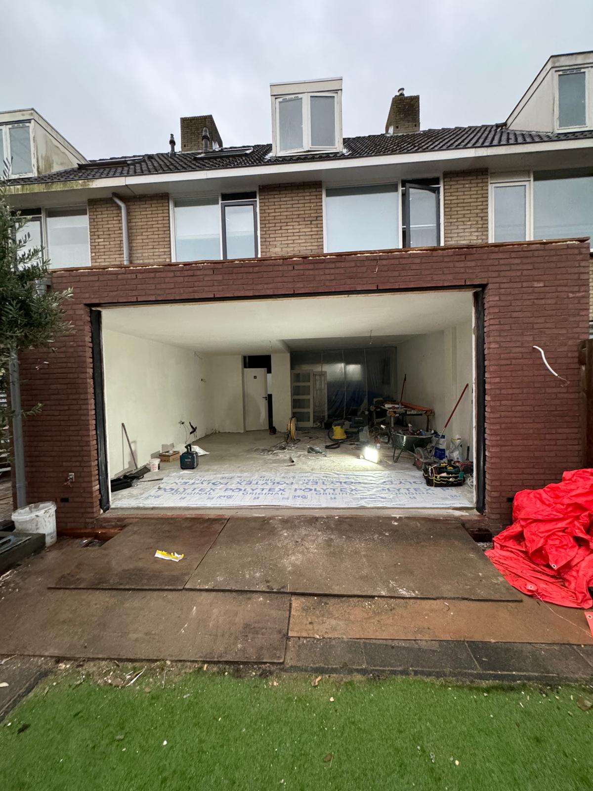 Afwerking uitbouw — detail kozijn en gevel Purmerend
